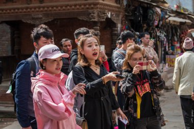 Katmandu, Nepal - 20 Mart 2022: Turistler Patan Durbar Meydanı 'nı geziyor. Patan, bilinen en eski Budist şehridir.. 