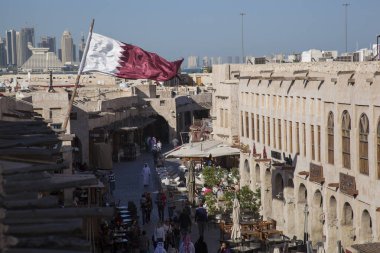 Doha, Katar, Nisan 01.2022: Katar ulusal bayraklarıyla süslenmiş eski pazar Souk Waqif.