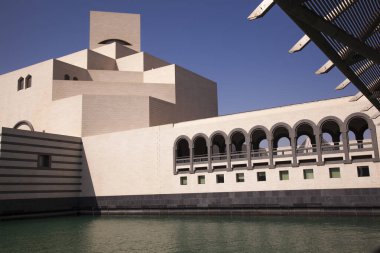 Doha, Katar - 23 Mart 2022: Güneşli bir günde İslam Sanatları Müzesi 'ne bakın.