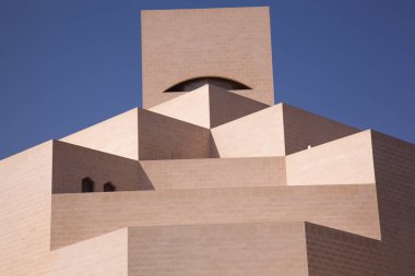 Doha, Katar - 23 Mart 2022: Güneşli bir günde İslam Sanatları Müzesi 'ne bakın.