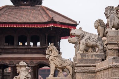 Katmandu, Nepal - 20 Mart 2022: Patan Durbar Meydanı Lalitpur şehrinin merkezinde yer almaktadır. Patan bilinen en eski Budist kentidir. Hinduizm ve Budizm 'in merkezidir..