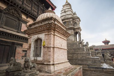 Katmandu, Nepal - 20 Mart 2022: Patan Durbar Meydanı Lalitpur şehrinin merkezinde yer almaktadır. Patan bilinen en eski Budist kentidir. Hinduizm ve Budizm 'in merkezidir..