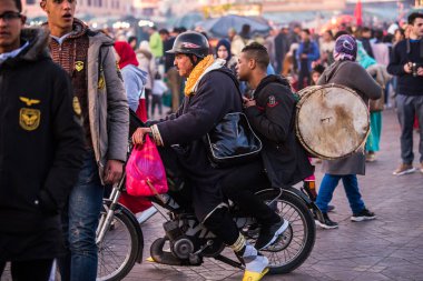Marakeş, Fas - 28 Mart 2022: Marakeş 'in antik Medine bölgesinde tipik bir cadde. Fotoğraf, çeşitli faaliyetlerde bulunan yerel insanları içeriyor.