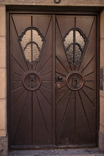 旧装饰主入口木门 — 图库照片