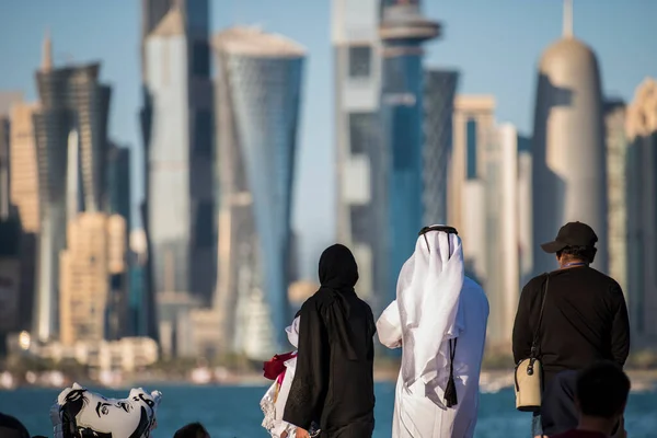 Doha, Katar, Nisan 01.2022: Katar ulusal bayraklarıyla süslenmiş eski pazar Souk Waqif.