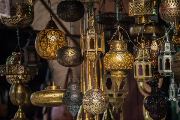 2022年3月28日 摩洛哥马拉喀什 各种纪念品在马拉喀什麦地那古城区的一家商店里出售 — 图库照片