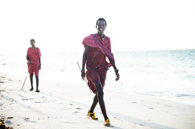 Zanzibar, Tanzanya - 22 Ocak 2022: Zanzibar adasının kumsalında geleneksel kıyafetler giyen Masai savaşçıları.