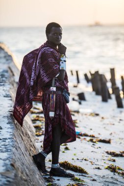 Zanzibar, Tanzanya - 22 Ocak 2022: Zanzibar adasının kumsalında geleneksel kıyafetler giyen Masai savaşçıları.