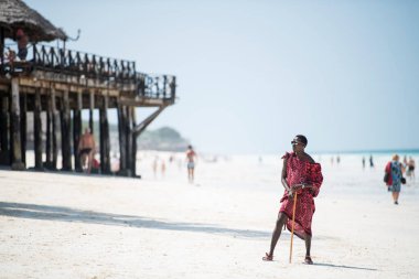 Zanzibar, Tanzanya - 22 Ocak 2022: Zanzibar adasının kumsalında geleneksel kıyafetler giyen Masai savaşçıları.