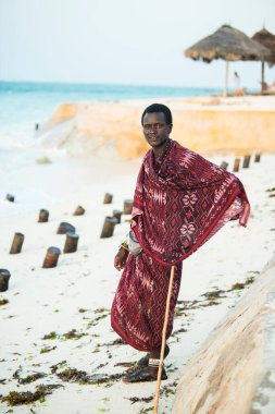 Zanzibar, Tanzanya - 22 Ocak 2022: Zanzibar adasının kumsalında geleneksel kıyafetler giyen Masai savaşçıları.