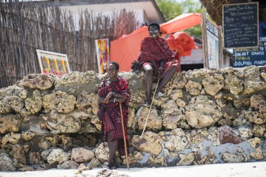 Zanzibar, Tanzanya - 22 Ocak 2022: Zanzibar adasının kumsalında geleneksel kıyafetler giyen Masai savaşçıları.