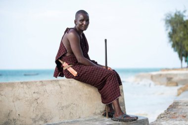 Zanzibar, Tanzanya - 22 Ocak 2022: Zanzibar adasının kumsalında geleneksel kıyafetler giyen Masai savaşçıları.