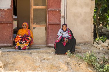 Zanzibar Şehri, Tanzanya - Ocak 05.2022: Tanzanya 'daki Zanzibar Adası' nda her yaştan insanın günlük yaşamına ilişkin sokak manzarası.