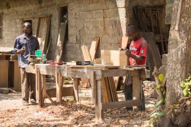 Zanzibar Şehri, Tanzanya - Ocak 05.2022: Tanzanya 'daki Zanzibar Adası' nda her yaştan insanın günlük yaşamına ilişkin sokak manzarası.