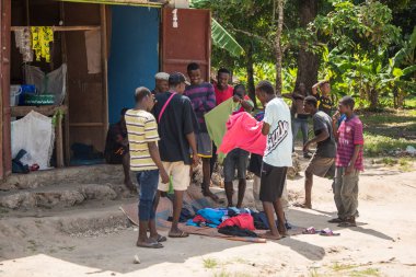 Zanzibar Şehri, Tanzanya - Ocak 05.2022: Tanzanya 'daki Zanzibar Adası' nda her yaştan insanın günlük yaşamına ilişkin sokak manzarası.