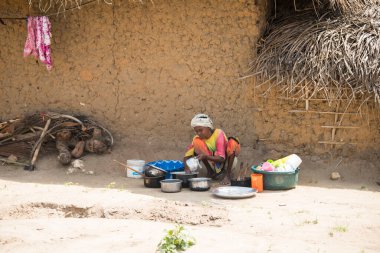 Zanzibar Şehri, Tanzanya - Ocak 05.2022: Tanzanya 'daki Zanzibar Adası' nda her yaştan insanın günlük yaşamına ilişkin sokak manzarası.