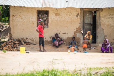 Zanzibar Şehri, Tanzanya - Ocak 05.2022: Tanzanya 'daki Zanzibar Adası' nda her yaştan insanın günlük yaşamına ilişkin sokak manzarası.