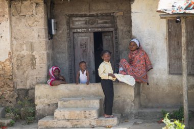 Zanzibar, Tanzanya - Ocak 05.2022: Tanzanya 'daki Zanzibar Adası' nda her yaştan insanın günlük yaşamına ilişkin sokak görüşü.