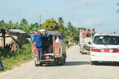 Zanzibar, Tanzanya - Ocak 05.2022: Tanzanya 'daki Zanzibar Adası' nda her yaştan insanın günlük yaşamına ilişkin sokak görüşü.