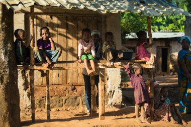 Zanzibar, Tanzanya - Ocak 05.2022: Tanzanya 'daki Zanzibar Adası' nda her yaştan insanın günlük yaşamına ilişkin sokak görüşü.