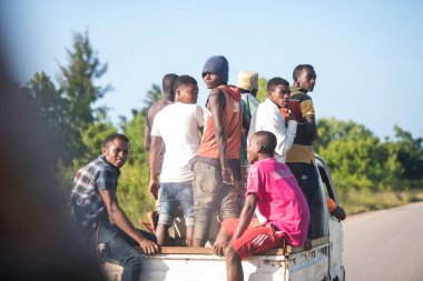 Zanzibar, Tanzanya - Ocak 05.2022: Tanzanya 'daki Zanzibar Adası' nda her yaştan insanın günlük yaşamına ilişkin sokak görüşü.