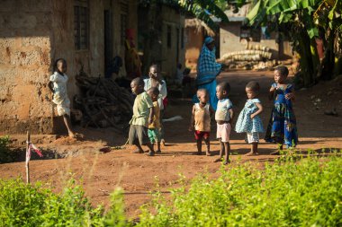 Zanzibar, Tanzanya - Ocak 05.2022: Tanzanya 'daki Zanzibar Adası' nda her yaştan insanın günlük yaşamına ilişkin sokak görüşü.