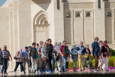 Muscat, Umman - 05 Mart 2019: Sultan Qaboos Büyük Camii 'nde turist turu.