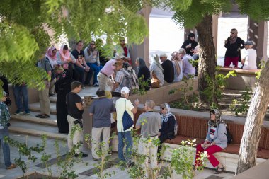 Muscat, Umman - 05 Mart 2019: Sultan Qaboos Büyük Camii 'nde turist turu.