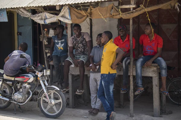 Zanzibar Şehri, Tanzanya - Ocak 05.2022: Tanzanya 'daki Zanzibar Adası' nda her yaştan insanın günlük yaşamına ilişkin sokak manzarası.