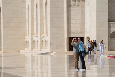 Muscat, Umman - 05 Mart 2019: Sultan Qaboos Büyük Camii 'nde turist turu.