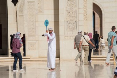 Muscat, Umman - 05 Mart 2019: Sultan Qaboos Büyük Camii 'nde turist turu.