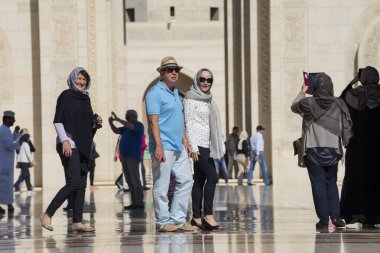 Muscat, Umman - 05 Mart 2019: Sultan Qaboos Büyük Camii 'nde turist turu.