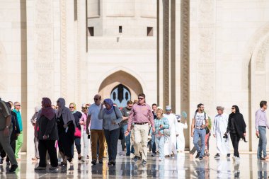 Muscat, Umman - 05 Mart 2019: Sultan Qaboos Büyük Camii 'nde turist turu.