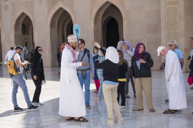 Muscat, Umman - 05 Mart 2019: Sultan Qaboos Büyük Camii 'nde turist turu.