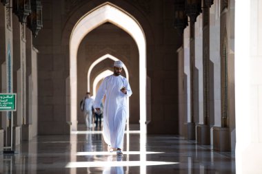 Muscat, Umman - 05 Mart 2019: Sultan Qaboos Büyük Camii 'nde turist turu.