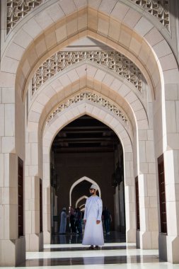 Muscat, Umman - 05 Mart 2019: Sultan Qaboos Büyük Camii 'nde turist turu.