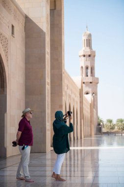 Muscat, Umman - 05 Mart 2019: Sultan Qaboos Büyük Camii 'nde turist turu.