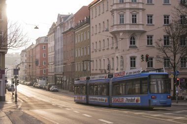 Münih, Almanya - 20 Aralık 2021: Kış günü Münih şehir merkezi sokak manzarası.