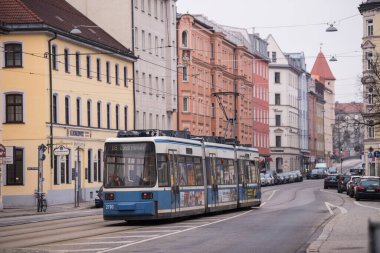 Münih, Almanya - 20 Aralık 2021: Kış günü Münih şehir merkezi sokak manzarası.