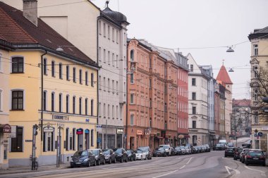 Münih, Almanya - 20 Aralık 2021: Kış günü Münih şehir merkezi sokak manzarası.