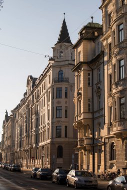 Münih, Almanya - 20 Aralık 2021: Kış günü Münih şehir merkezi sokak manzarası.