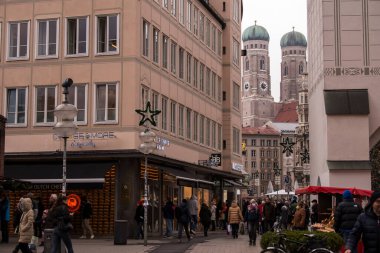 Münih, Almanya - 20 Aralık 2021: Kış günü Münih şehir merkezi sokak manzarası.