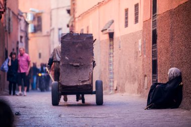 Marakeş, Fas - 28 Şubat 2018: Marakeş 'in antik Medine ilçesinin sokaklarında dilenciler ve evsizler.