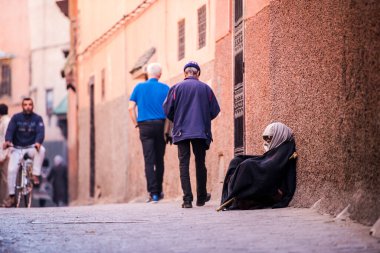 Marakeş, Fas - 28 Şubat 2018: Marakeş 'in antik Medine ilçesinin sokaklarında dilenciler ve evsizler.