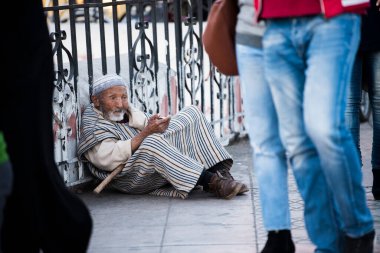 Marakeş, Fas - 28 Şubat 2018: Marakeş 'in antik Medine ilçesinin sokaklarında dilenciler ve evsizler.