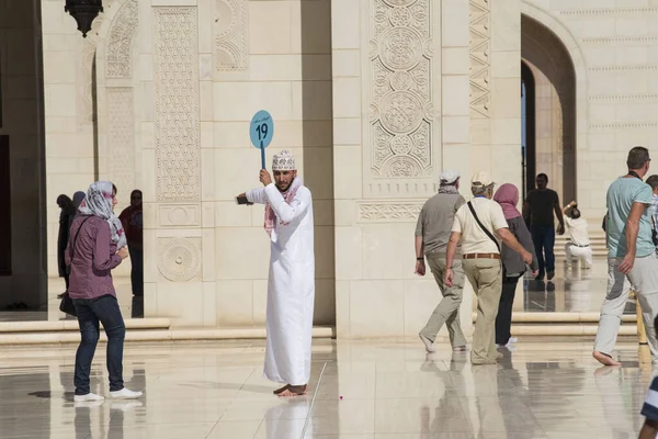 Muscat Oman March 2019 Tourists Tour Sultan Qaboos Grand Mosque — Stock Photo, Image