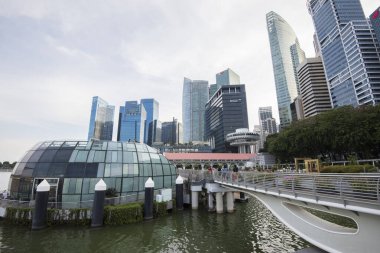 Singapur Şehri, Singapur - 08 Eylül 2019: Singapur şehrinin iş bölgesindeki modern gökdelenlere bakan alçak açılı manzara.