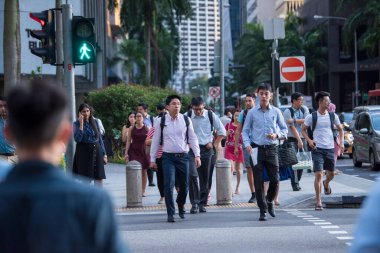 Singapur Şehri, Singapur - 08 Eylül 2019: Merkez İş Bölgesi caddelerinde yürüyen çalışan işçilerin sonunda.