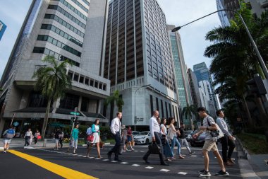 Singapur Şehri, Singapur - 08 Eylül 2019: Merkez İş Bölgesi caddelerinde yürüyen çalışan işçilerin sonunda.