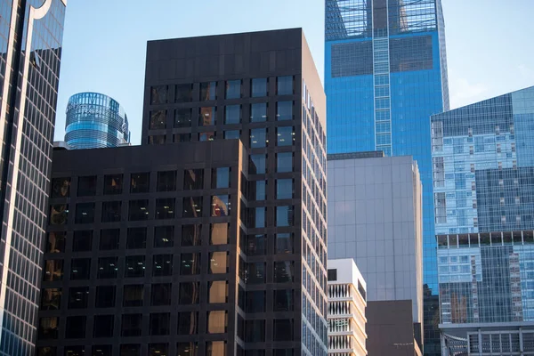 Singapur Şehri, Singapur - 08 Eylül 2019: Singapur şehrinin iş bölgesindeki modern gökdelenlere bakan alçak açılı manzara.